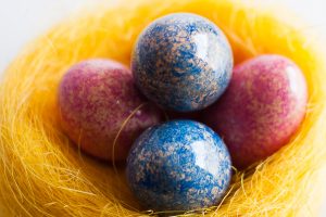 Barvanje velikonočnih pirhov z rižem