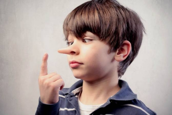 Otroške laži – zakaj otroci lažejo in kako reagirati?
