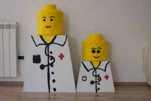 Lego pustni kostum – ideja za doma narejen pustni kostum